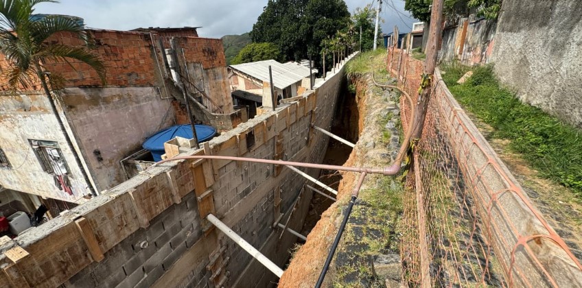 Obras Públicas de Barra do Piraí chega a 80% da construção de muros de contenção na Caixa D’Água